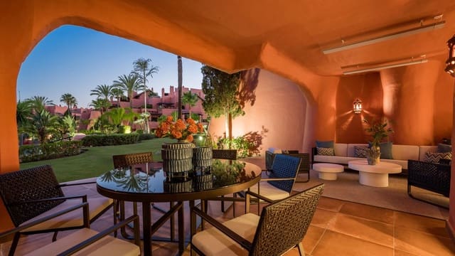 Apartamento de 3 habitaciones en Estepona en venta con piscina garaje - 1.825.000 € (Ref: 9628084)
