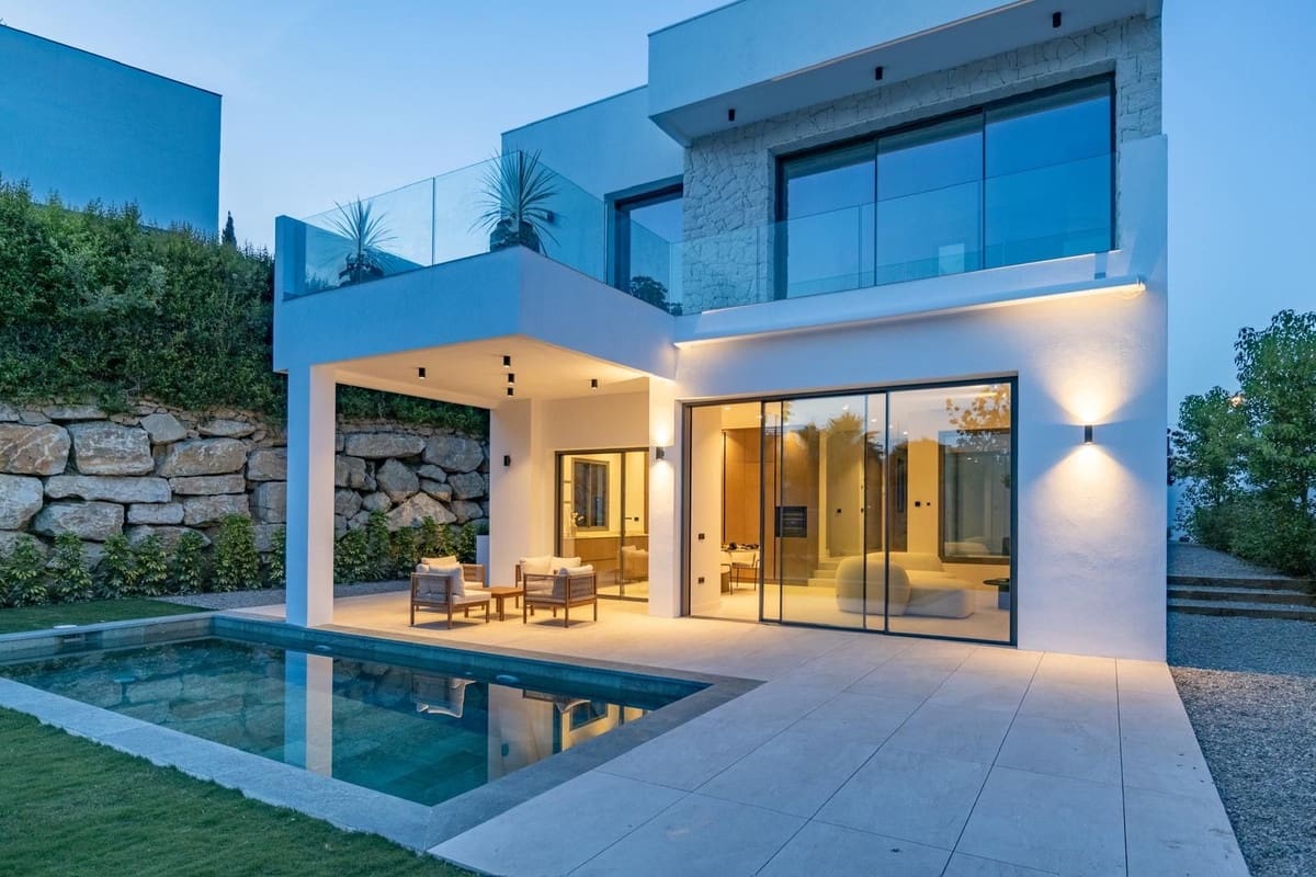 4 slaapkamer Villa te koop in Estepona met zwembad garage - € 1.695.000 (Ref: 9628085)