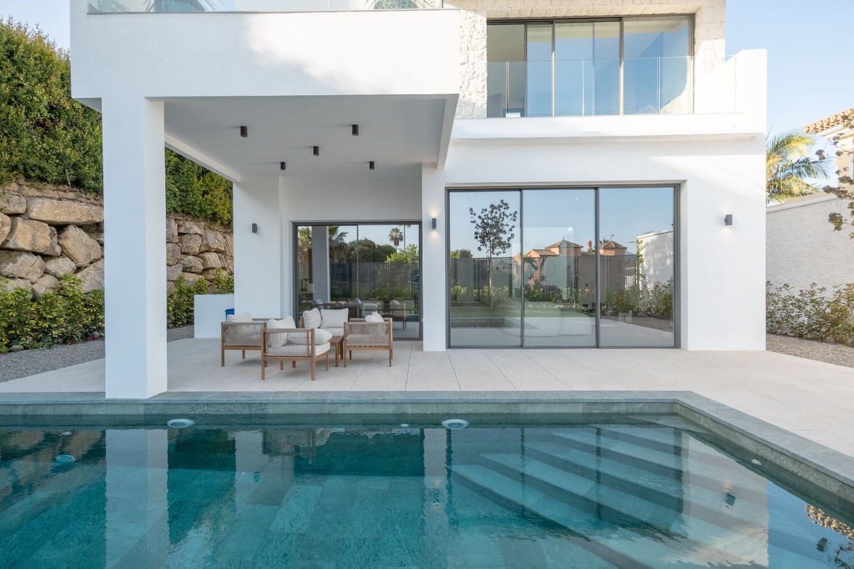 4 slaapkamer Villa te koop in Estepona met zwembad garage - € 1.695.000 (Ref: 9628085)