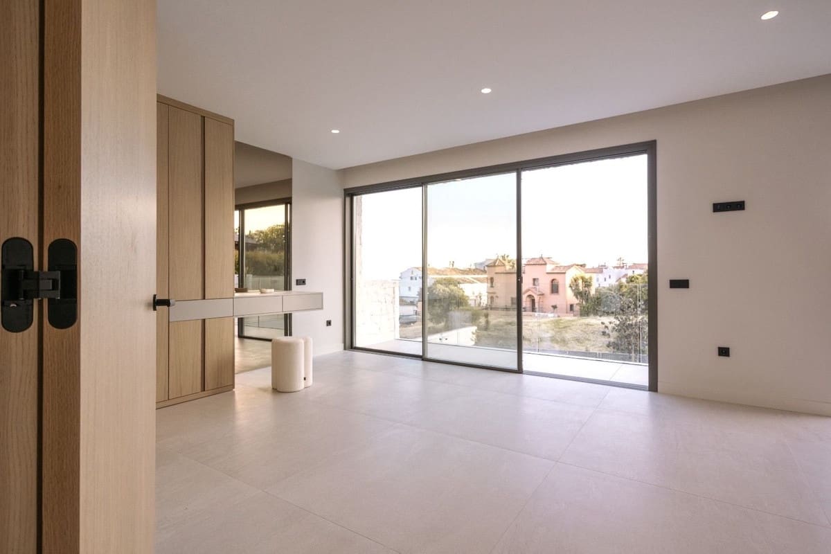 4 slaapkamer Villa te koop in Estepona met zwembad garage - € 1.695.000 (Ref: 9628085)