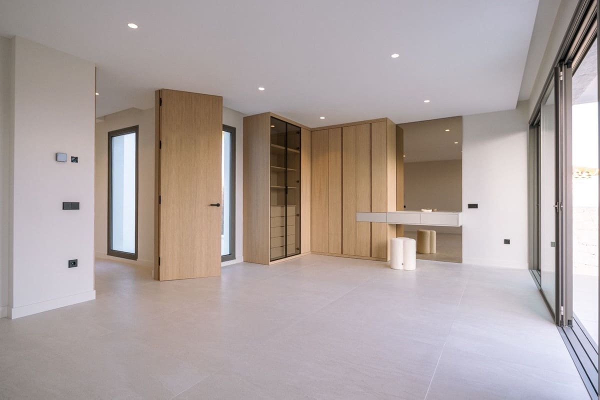 4 slaapkamer Villa te koop in Estepona met zwembad garage - € 1.695.000 (Ref: 9628085)