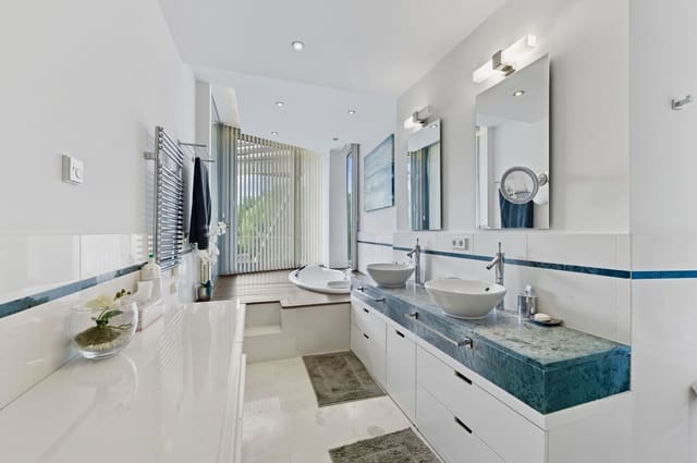 2 soveværelse Byhus til salg i Marbella med swimmingpool garage - € 1.417.500 (Ref: 9628086)