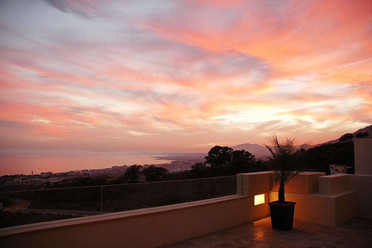 2 soverom Leilighet til salgs i Los Monteros med svømmebasseng garasje - € 610 000 (Ref: 9628088)