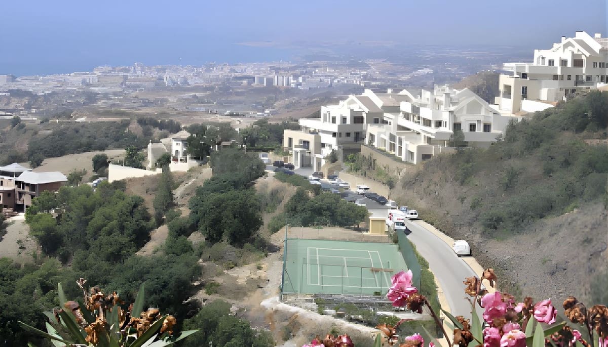 2 soverom Leilighet til salgs i Los Monteros med svømmebasseng garasje - € 610 000 (Ref: 9628088)