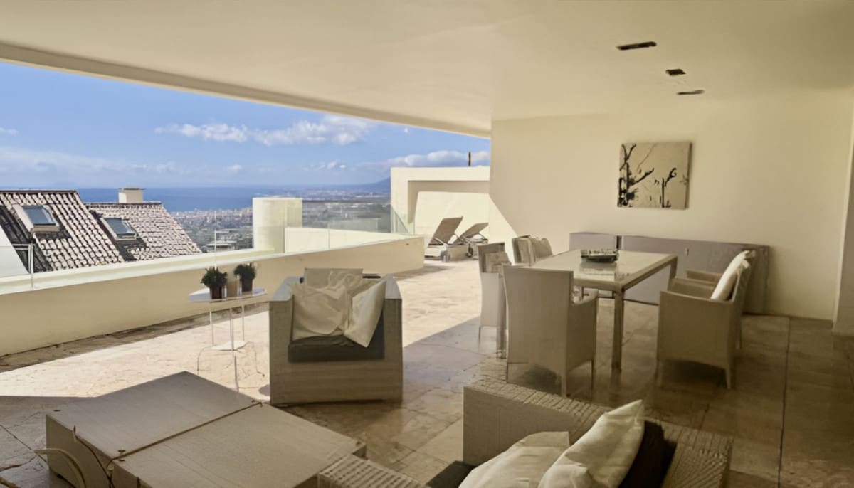 2 soverom Leilighet til salgs i Los Monteros med svømmebasseng garasje - € 610 000 (Ref: 9628088)