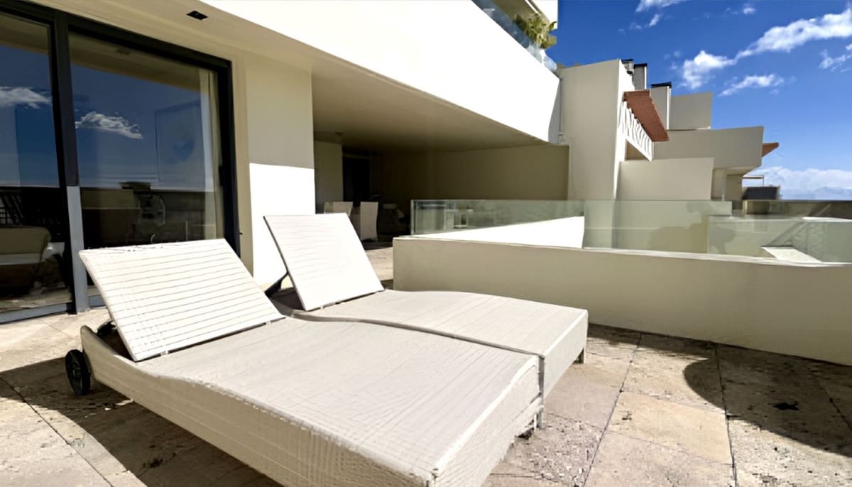 2 soverom Leilighet til salgs i Los Monteros med svømmebasseng garasje - € 610 000 (Ref: 9628088)