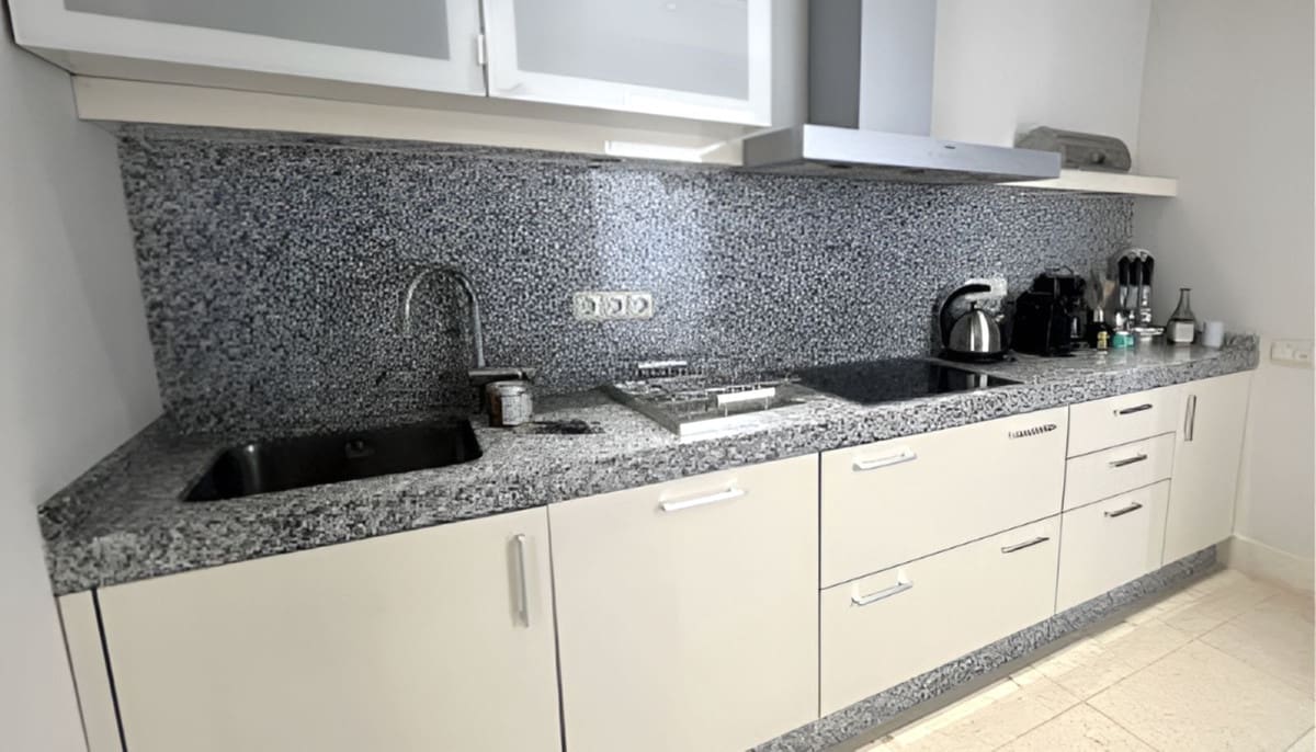 2 soverom Leilighet til salgs i Los Monteros med svømmebasseng garasje - € 610 000 (Ref: 9628088)