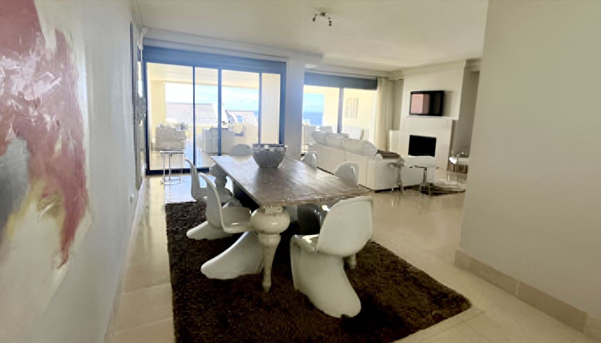 2 soverom Leilighet til salgs i Los Monteros med svømmebasseng garasje - € 610 000 (Ref: 9628088)