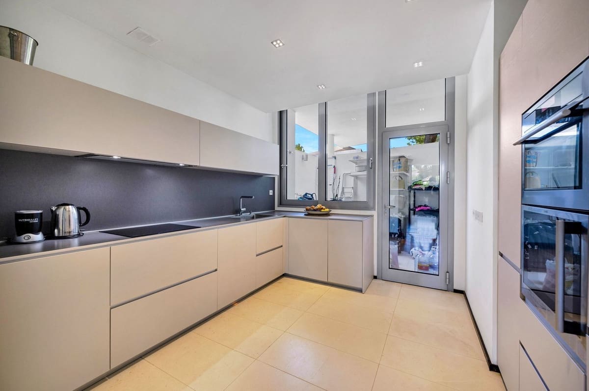 2 sovrum Semi-fristående Villa till salu i Marbella med pool garage - 1 550 000 € (Ref: 9628090)