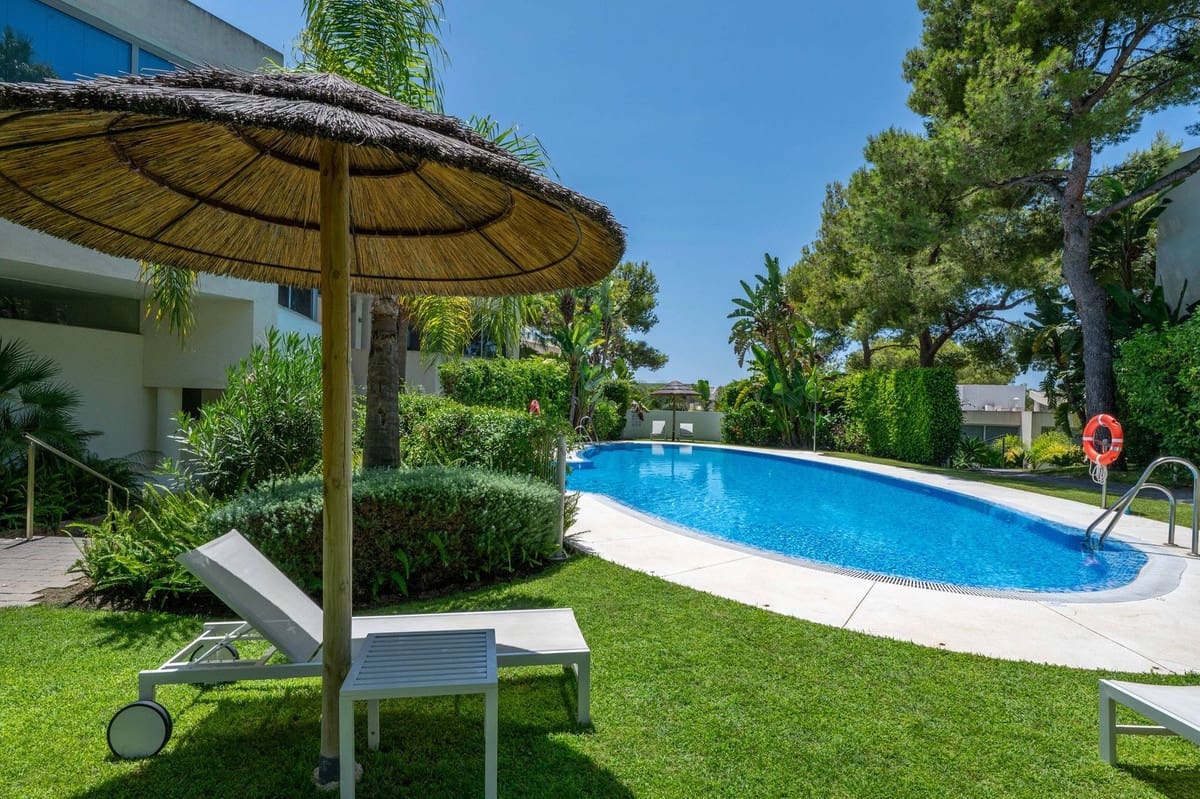 2 sovrum Semi-fristående Villa till salu i Marbella med pool garage - 1 550 000 € (Ref: 9628090)
