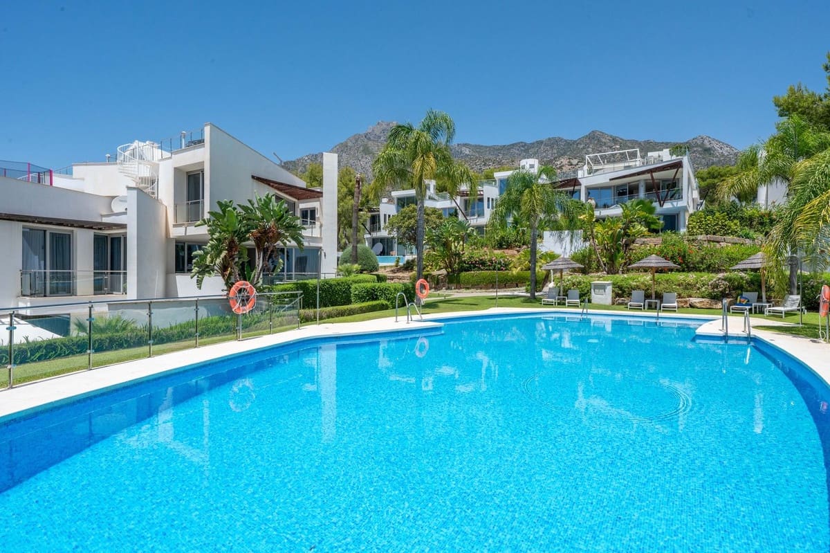 Villa/Maison Semi-Mitoyenne de 2 chambres de location de vacances à Marbella avec piscine garage - 6 500 € (Ref: 9628091)