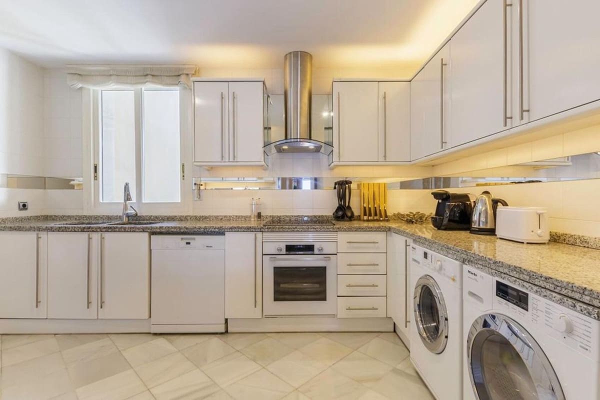 3 soverom Leilighet til salgs i Puerto Banus med svømmebasseng garasje - € 5 100 000 (Ref: 9650596)