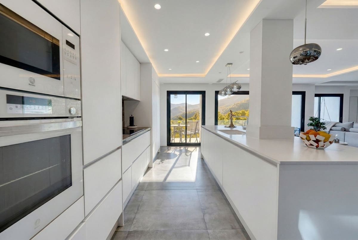 4 quarto Moradia para venda em Istan - 1 490 000 € (Ref: 9681428)
