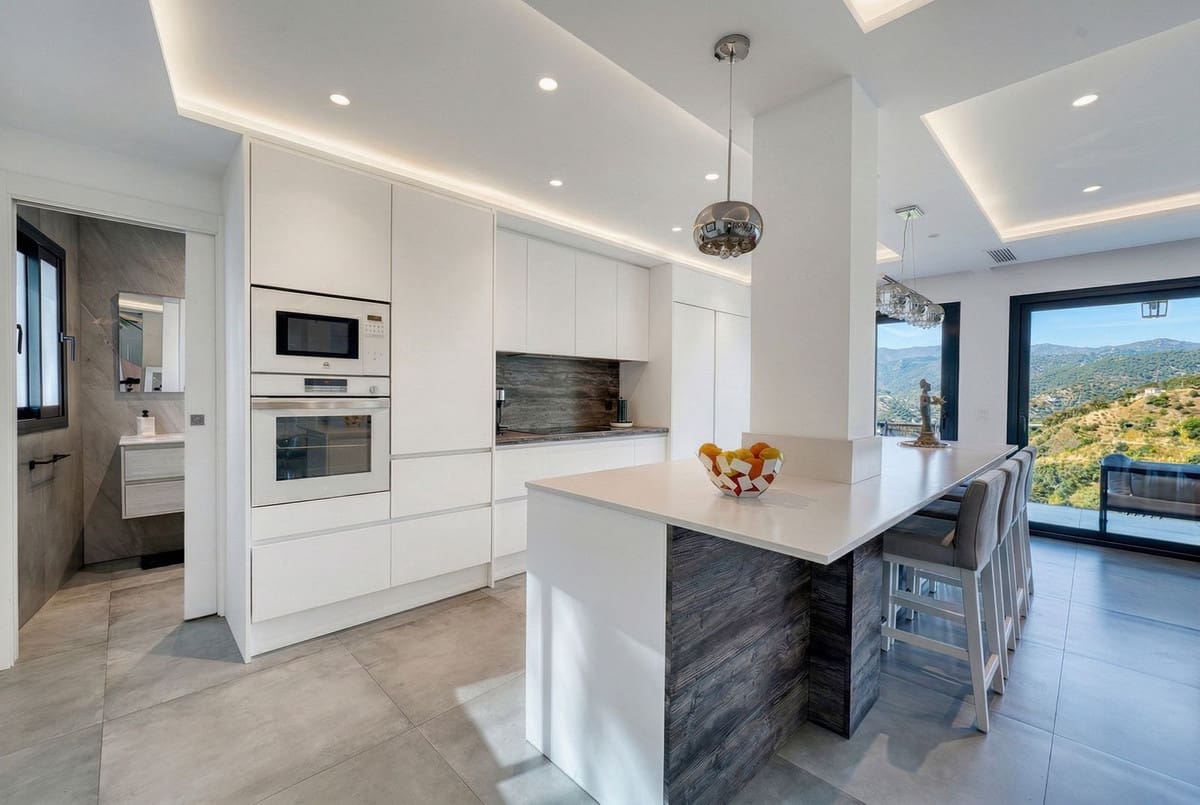 4 quarto Moradia para venda em Istan - 1 490 000 € (Ref: 9681428)