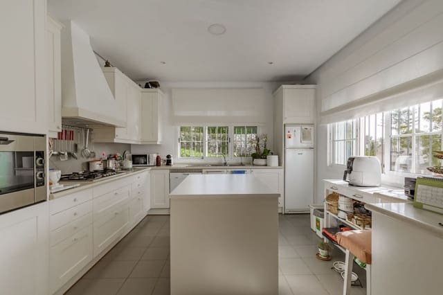 5 soveværelse Villa til salg i El Rosario, Marbella med swimmingpool garage - € 3.250.000 (Ref: 9694322)