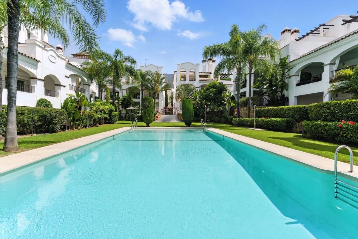 4 bedroom Apartment for holiday rental in Marbella with pool garage - € 5,000 (Ref: 9719399)