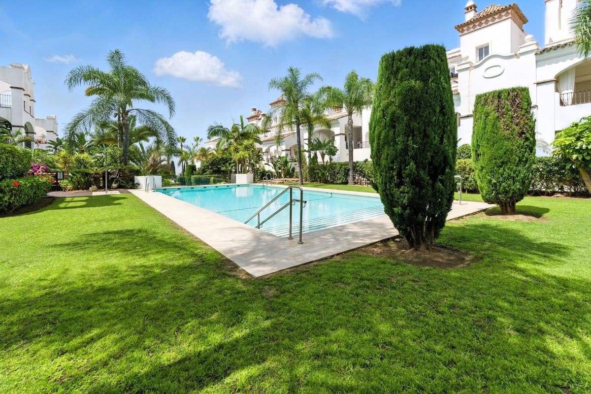 4 bedroom Apartment for holiday rental in Marbella with pool garage - € 5,000 (Ref: 9719399)