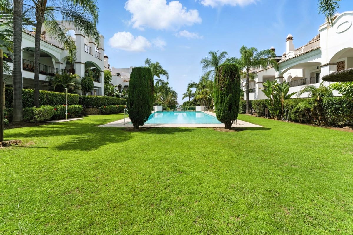 4 bedroom Apartment for holiday rental in Marbella with pool garage - € 5,000 (Ref: 9719399)