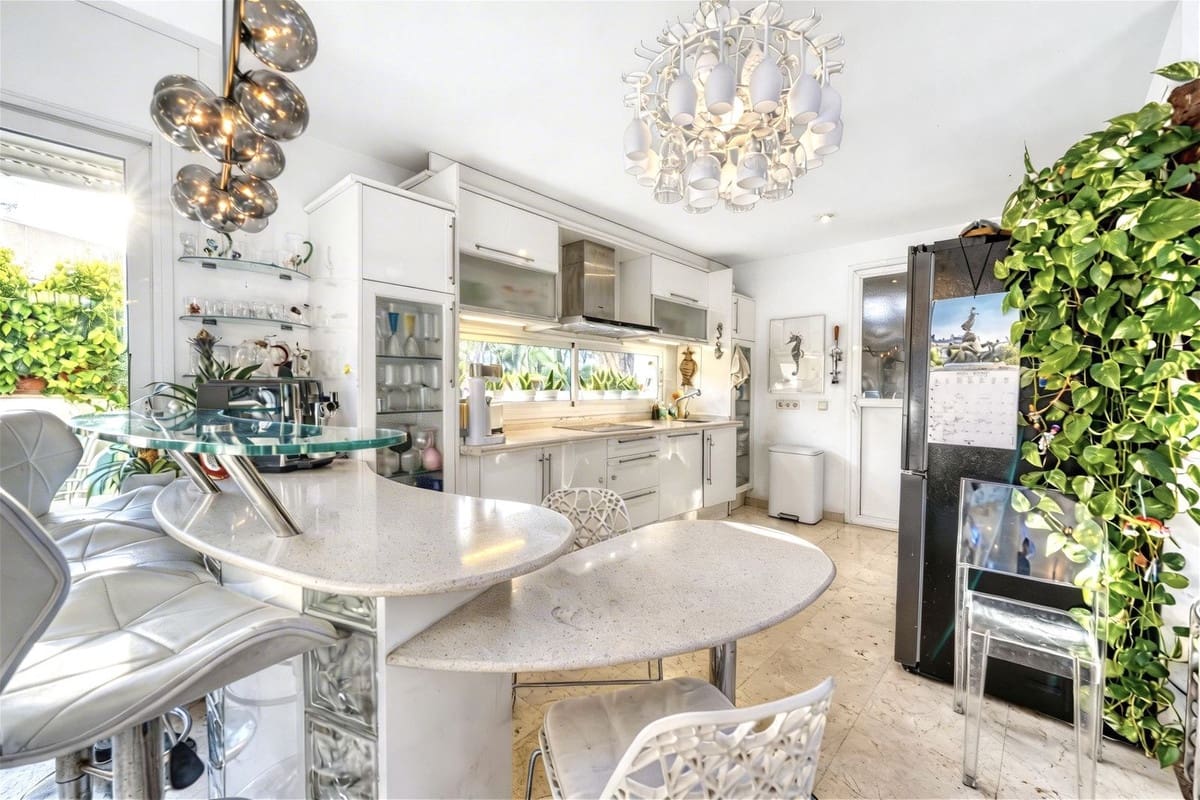 4 Zimmer Villa zu verkaufen in New Golden Mile mit Pool Garage - 2.950.000 € (Ref: 9747741)