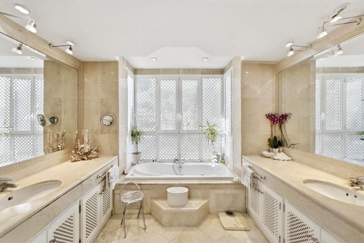 4 Zimmer Villa zu verkaufen in New Golden Mile mit Pool Garage - 2.950.000 € (Ref: 9747741)