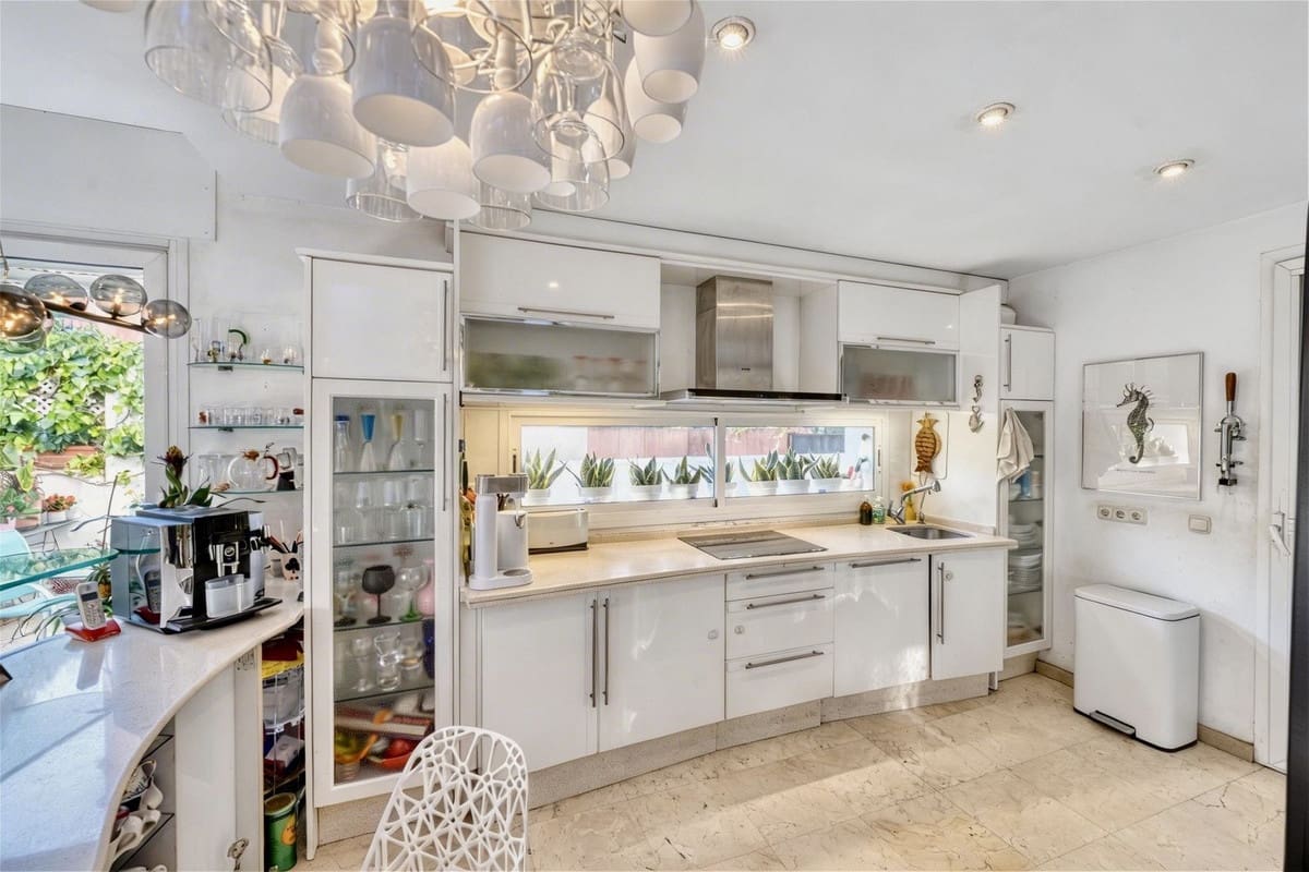 4 Zimmer Villa zu verkaufen in New Golden Mile mit Pool Garage - 2.950.000 € (Ref: 9747741)