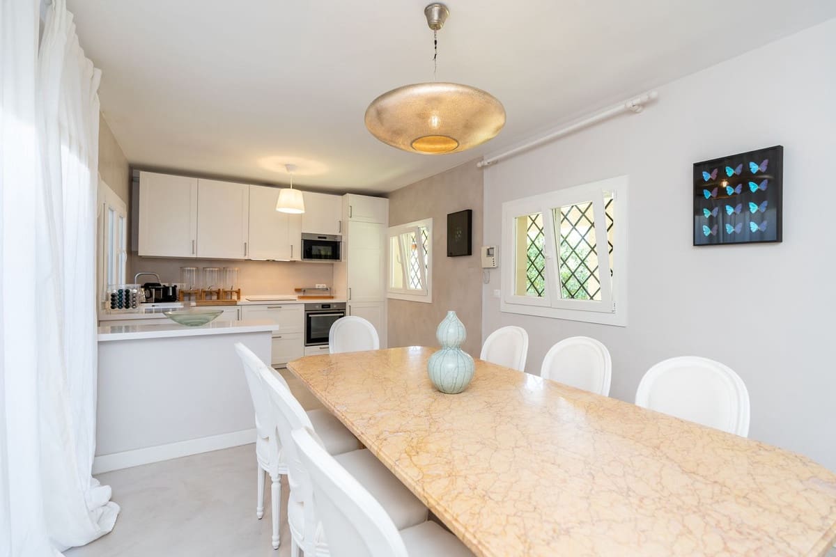 5 bedroom Villa for sale in San Pedro de Alcantara with pool garage - € 1,950,000 (Ref: 9772769)