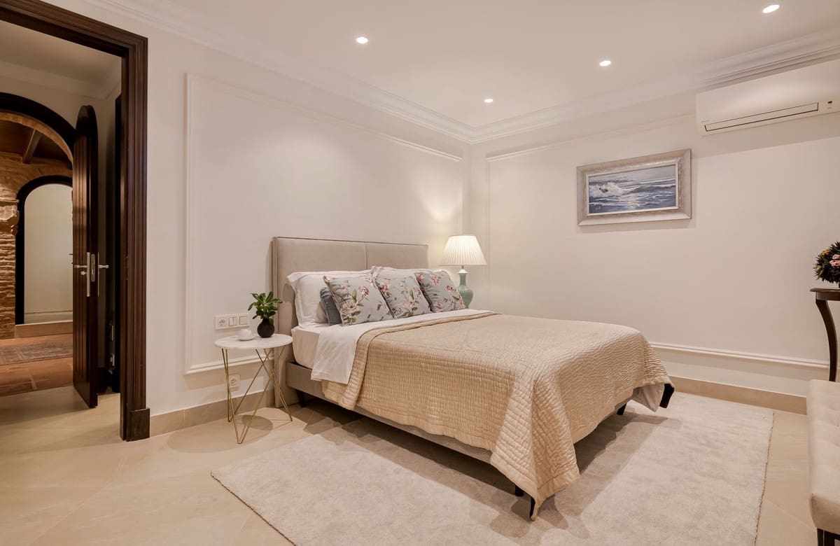 5 bedroom Villa for holiday rental in Marbella with pool - € 25,000 (Ref: 9807552)