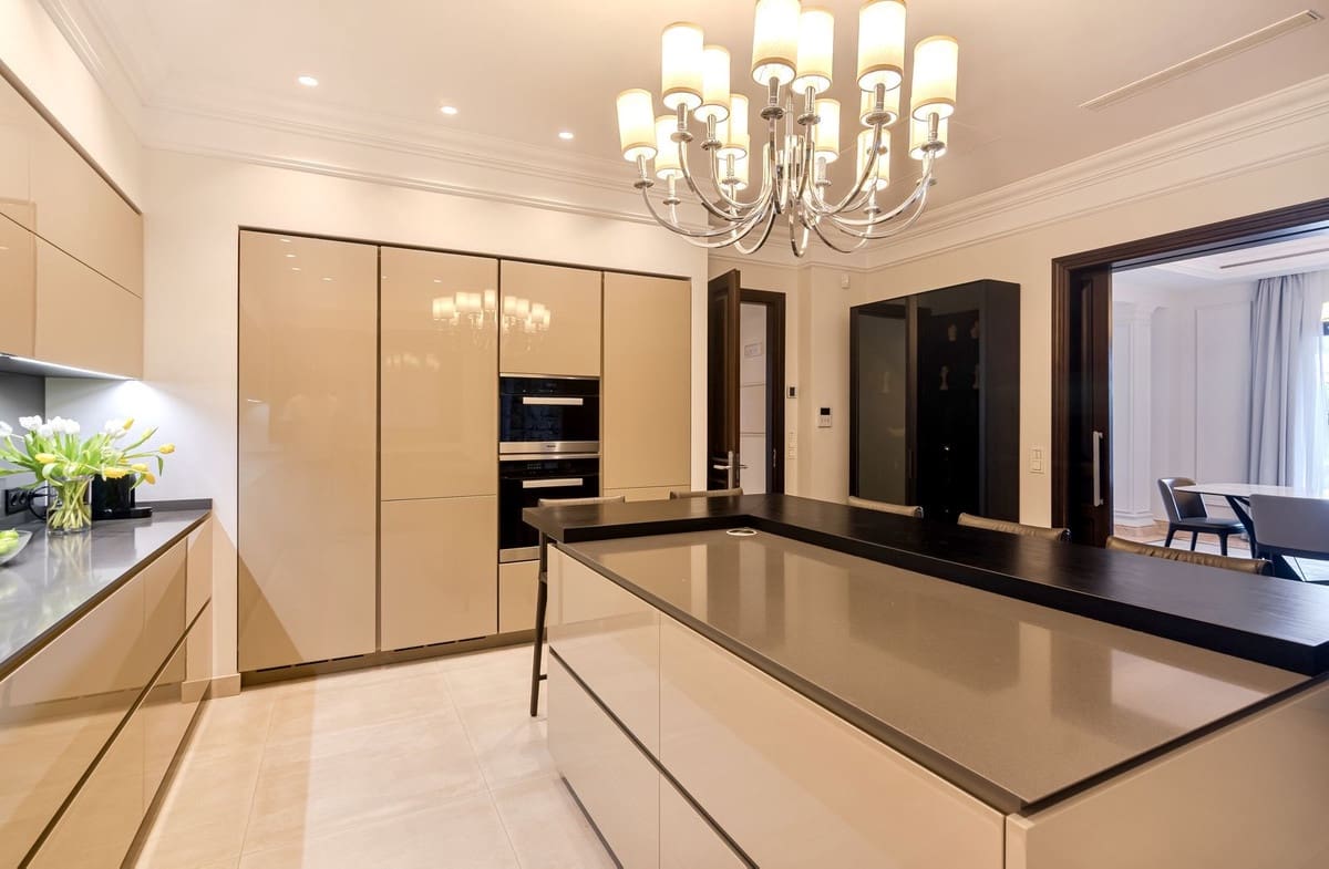 5 bedroom Villa for holiday rental in Marbella with pool - € 25,000 (Ref: 9807552)