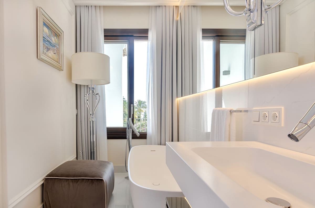 5 bedroom Villa for holiday rental in Marbella with pool - € 25,000 (Ref: 9807552)