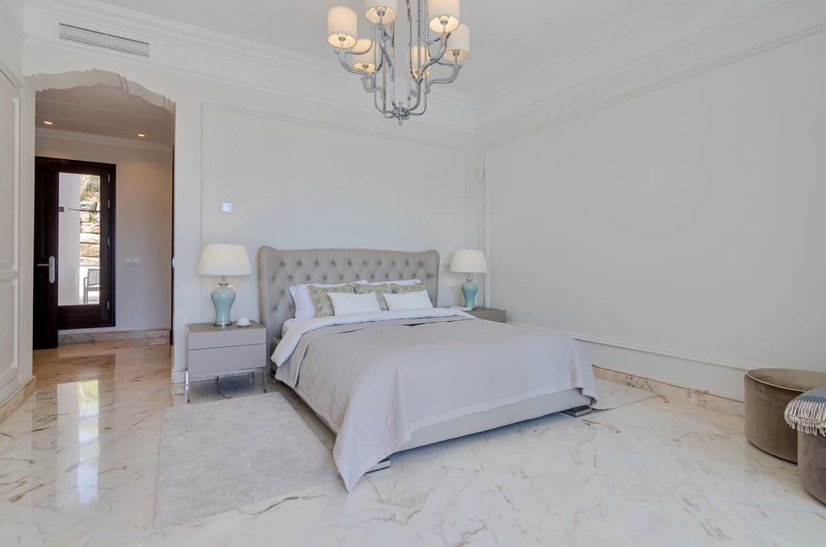 5 bedroom Villa for holiday rental in Marbella with pool - € 25,000 (Ref: 9807552)