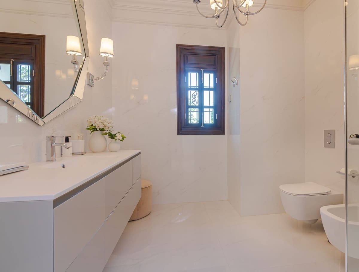 5 bedroom Villa for holiday rental in Marbella with pool - € 25,000 (Ref: 9807552)