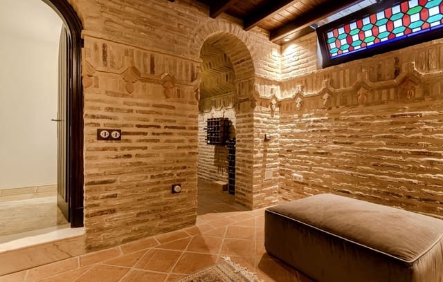 5 bedroom Villa for holiday rental in Marbella with pool - € 25,000 (Ref: 9807552)