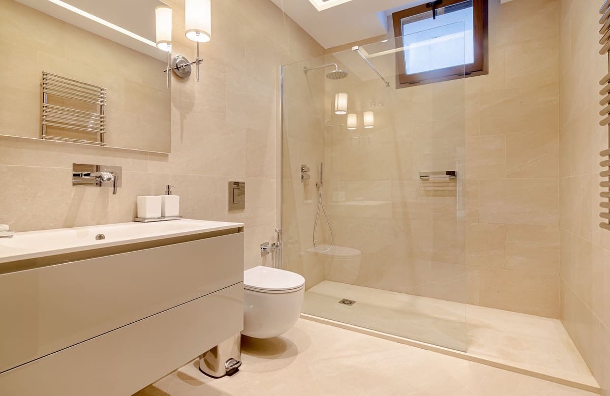 5 bedroom Villa for holiday rental in Marbella with pool - € 25,000 (Ref: 9807552)