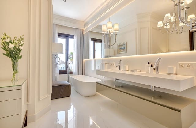 5 bedroom Villa for holiday rental in Marbella with pool - € 25,000 (Ref: 9807552)