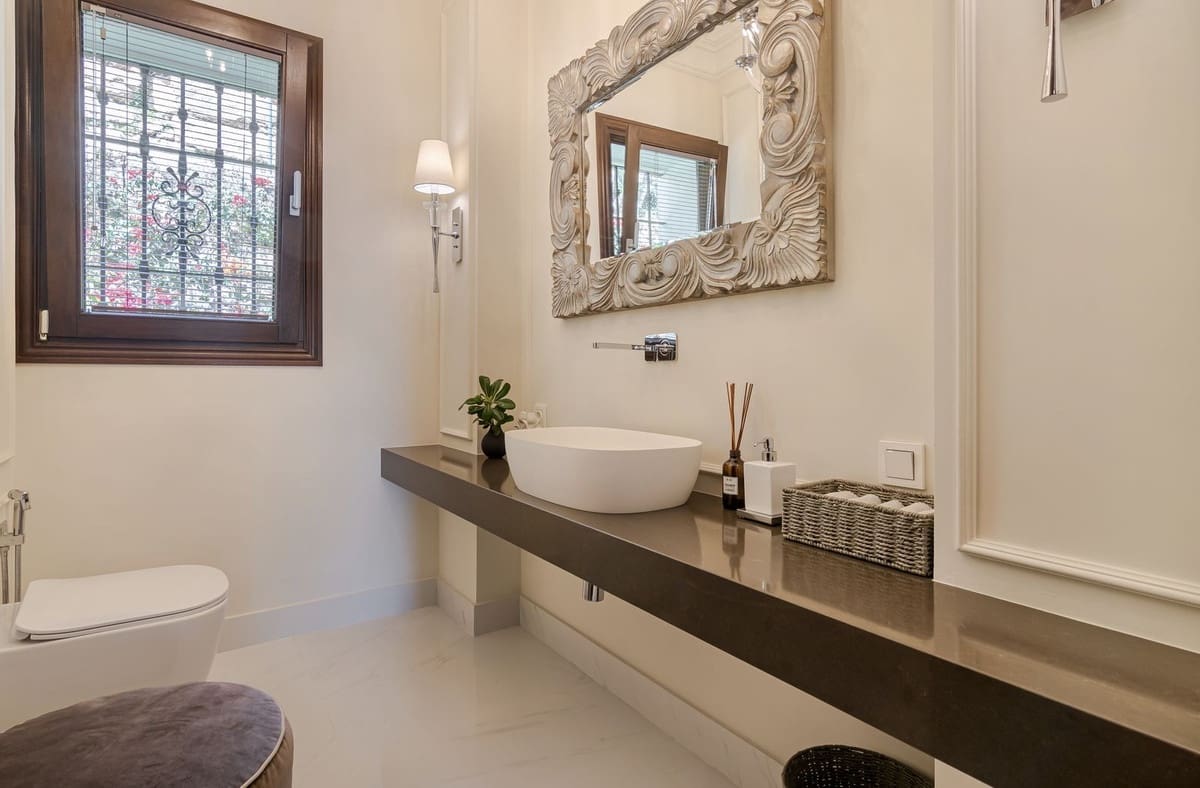 5 bedroom Villa for holiday rental in Marbella with pool - € 25,000 (Ref: 9807552)