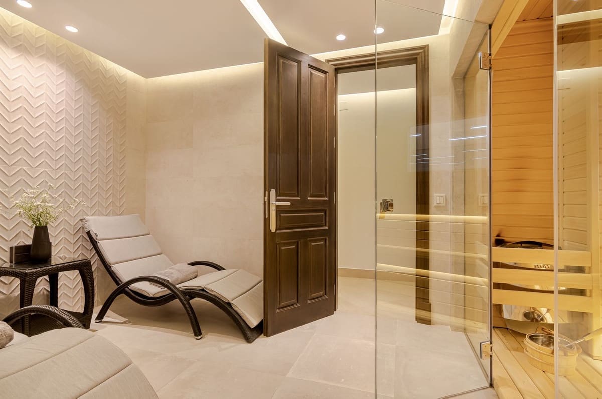 5 bedroom Villa for holiday rental in Marbella with pool - € 25,000 (Ref: 9807552)