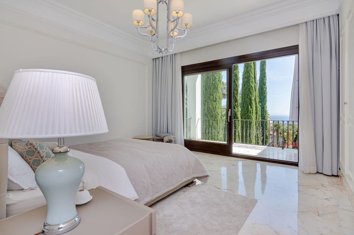 5 bedroom Villa for holiday rental in Marbella with pool - € 25,000 (Ref: 9807552)