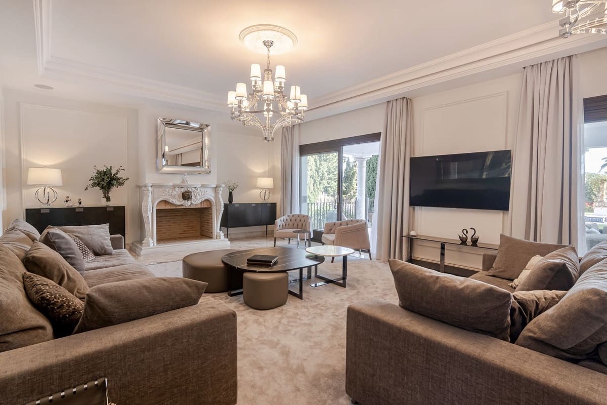 5 bedroom Villa for holiday rental in Marbella with pool - € 25,000 (Ref: 9807552)