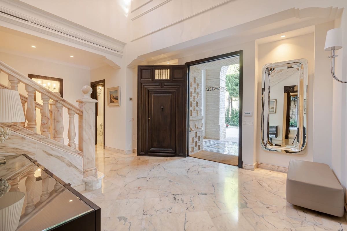 5 bedroom Villa for holiday rental in Marbella with pool - € 25,000 (Ref: 9807552)