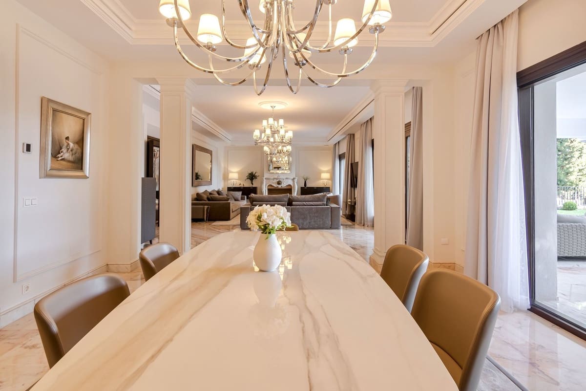 5 bedroom Villa for holiday rental in Marbella with pool - € 25,000 (Ref: 9807552)