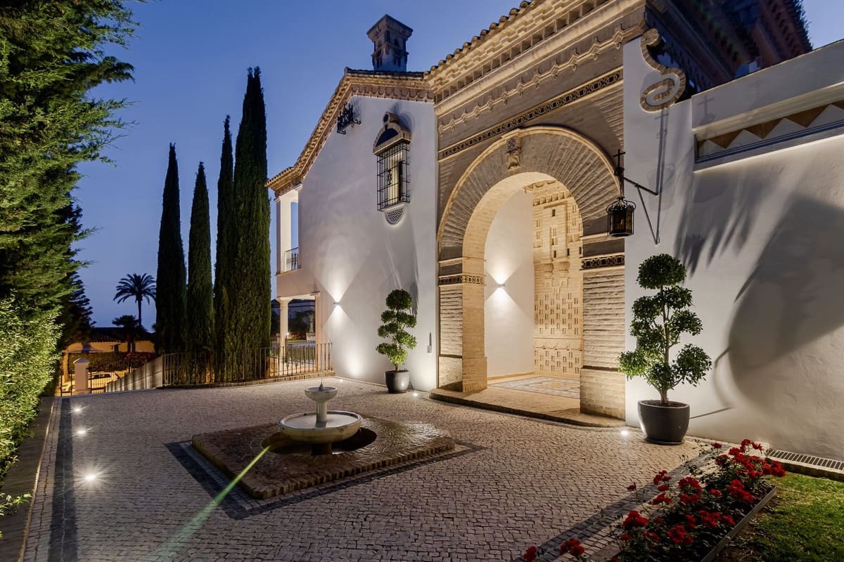 5 bedroom Villa for holiday rental in Marbella with pool - € 25,000 (Ref: 9807552)