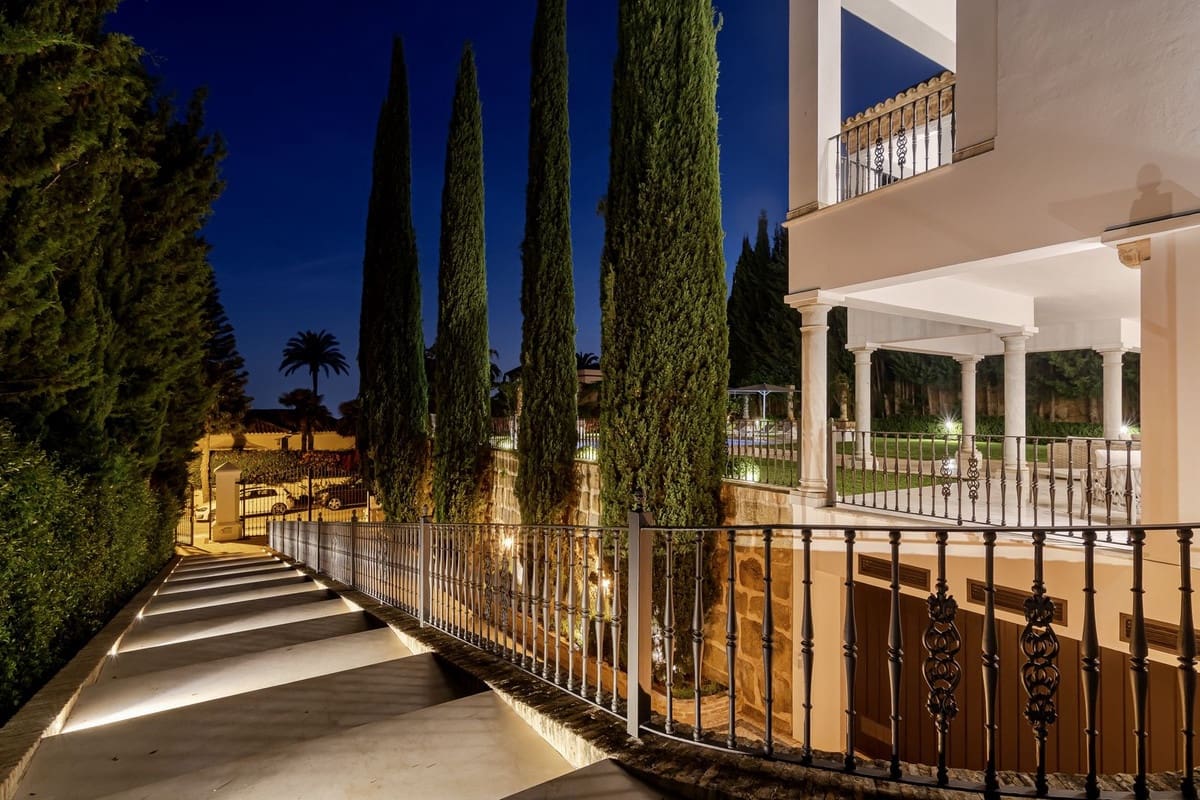 5 bedroom Villa for holiday rental in Marbella with pool - € 25,000 (Ref: 9807552)