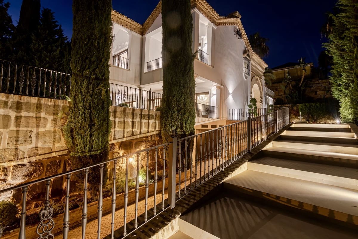 5 bedroom Villa for holiday rental in Marbella with pool - € 25,000 (Ref: 9807552)