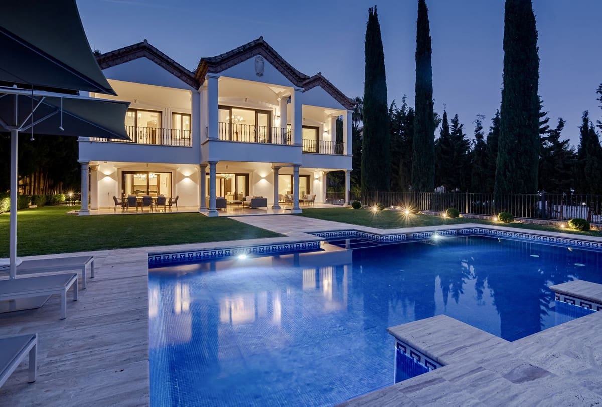 5 bedroom Villa for holiday rental in Marbella with pool - € 25,000 (Ref: 9807552)