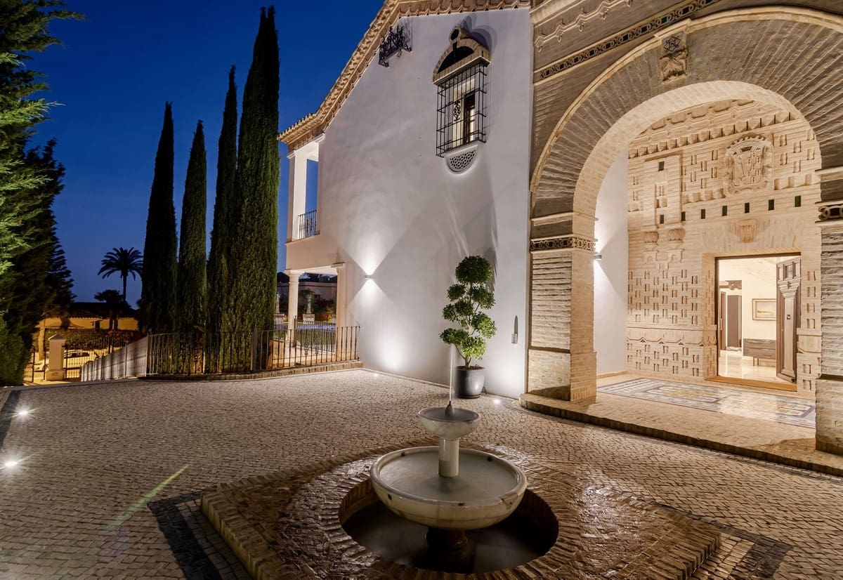 5 bedroom Villa for holiday rental in Marbella with pool - € 25,000 (Ref: 9807552)