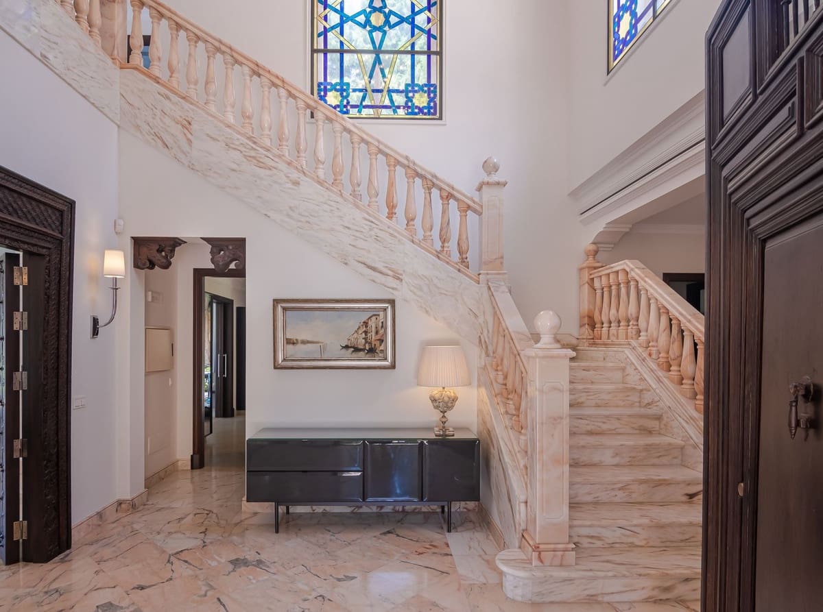 5 bedroom Villa for holiday rental in Marbella with pool - € 25,000 (Ref: 9807552)