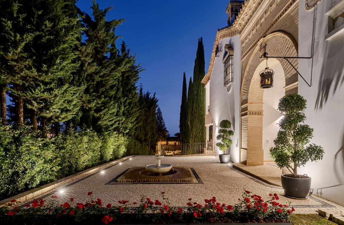 5 bedroom Villa for holiday rental in Marbella with pool - € 25,000 (Ref: 9807552)