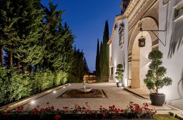 5 bedroom Villa for holiday rental in Marbella with pool - € 25,000 (Ref: 9807552)