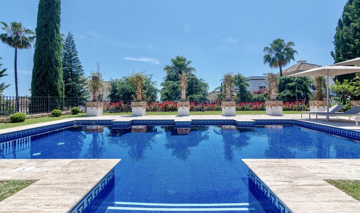 5 bedroom Villa for holiday rental in Marbella with pool - € 25,000 (Ref: 9807552)