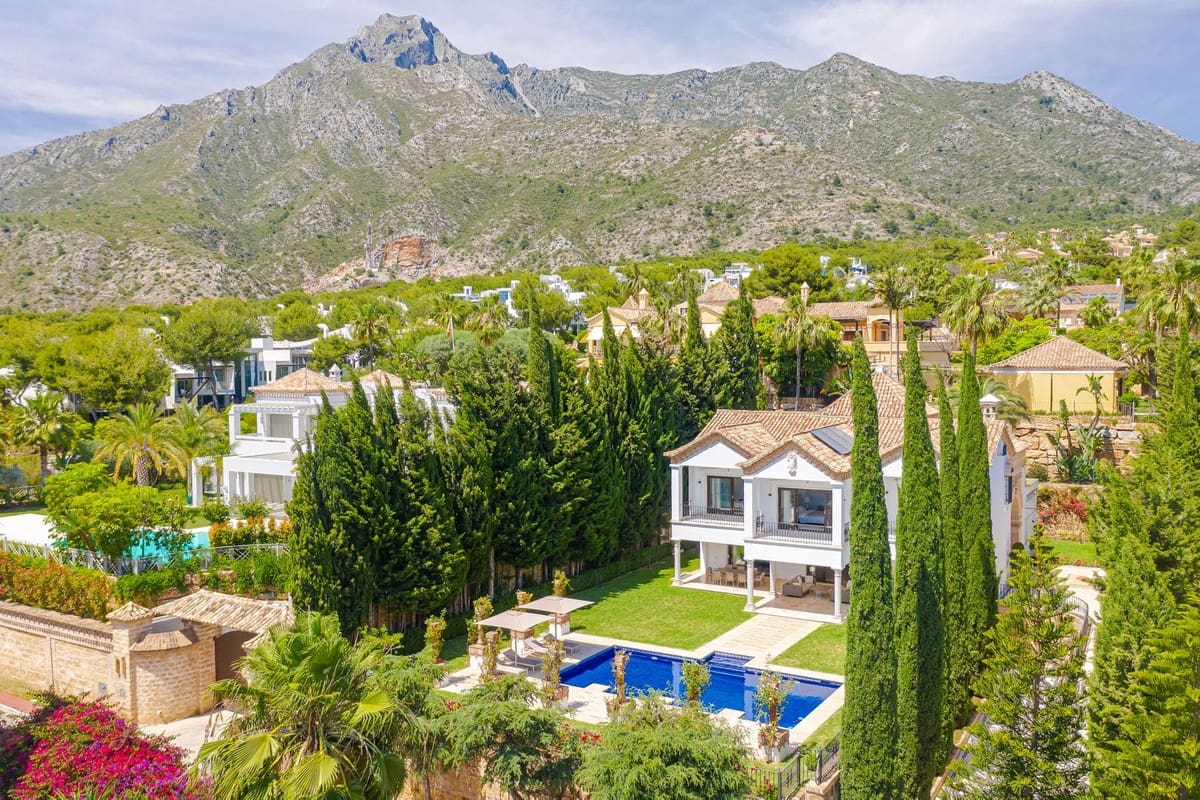 5 bedroom Villa for holiday rental in Marbella with pool - € 25,000 (Ref: 9807552)